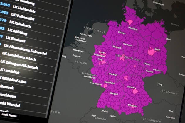 Dashboard des RKI, die 7-Tage-Inzidenz liegt nun bei 1758,4 7-Tage-Inzidenz, Dashboard des RKI auf einem Monitor am 26.03.2022 in Siegen Deutschland.