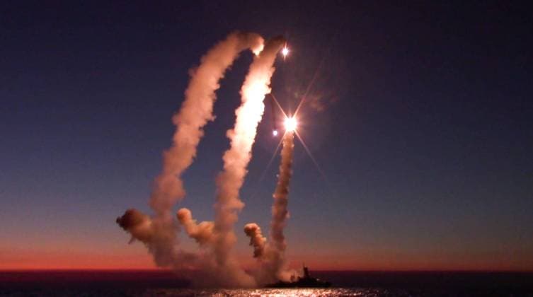 Ukraine-Krieg, Jahrestag der Invasion, Chronologie der Ereignisse, Archivbilder News Themen der Woche KW12 News Bilder des Tages UKRAINE â€“ MARCH, 2022: Pictured in this video grab is the launch of Kalibr cruise missiles by a Russian Navy guided missile corvette in the Black Sea during a high-precision strike on Ukrainian military facilities located in the Zhitmomir Region. Video grab. Best possible quality. Russian Defence Ministry TASS A STILL IMAGE TAKEN FROM A VIDEO PROVIDED 26 MARCH 2022 BY A THIRD PARTY. EDITORIAL USE ONLY  TS12991C