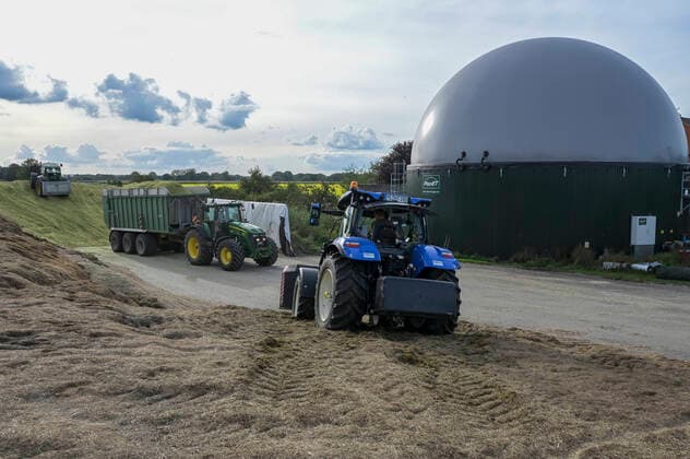 IMAGO Nature: Unsere Erde, Energiequellen, Biomasse Germany, Biogas Germany, Biogas plant and gas tank for CNG *** DEUTSCHLAND, Damnatz im Wendland, Hof und Biogasanlage, Herstellung von Biomethan bzw. CNG Gas, PlanET Gasspeicher und Maissilage Germany