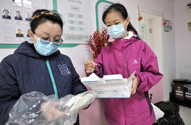 (220326) -- SHANGHAI, March 26, 2022 -- Community workers check rapid antigen test kits in east China s Shanghai, March 26, 2022. Shanghai on Saturday launched a new round of city-wide screening using both nucleic acid and antigen testing amid its latest efforts to contain the COVID-19 outbreak. ) CHINA-SHANGHAI-COVID-19-TESTS (CN) GaoxFeng 