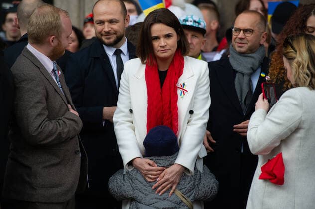 Bilder des Jahres 2022, News 03 März News Themen der Woche KW12 News Bilder des Tages Belarusian Freedom Day in Warsaw Belarusian opposition leader Sviatlana Tsikhanouskaya looks on as a child hugs her during the Belarusian Freedom Day on March 26, 2022 in Warsaw, Poland. Several thousands of Belarusian citizens marched from the Constitution Square to the Russian embassy to celebrate Freedom day, also known as the Independence Day of Belarus and protest against the Russian aggression on Ukraine. Freedom day is widely celebrated by the Belarusian diaspora and this year it has seen the participation of Ukrainian citizens and the Belarusian opposition leader in exile Sviatlana Tsikhanouskaya. Warsaw Poland Copyright: xAleksanderxKalkax