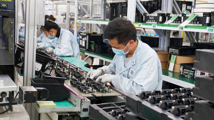 (220326) -- SHANGHAI, March 26, 2022 -- Employees of an auto parts company work at a workshop in Anting Town of Jiading District, east China s Shanghai, March 26, 2022. Local enterprises have been maintaining stable production under strict COVID-19 prevention and control measures. ) CHINA-SHANGHAI-COVID-19-PRODUCTION (CN) WangxShujuan 