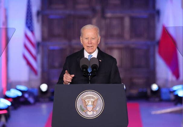 News Themen der Woche KW12 Joe Biden visits Poland Photo: Piotr Molecki East News President of the United States Joe Biden delivers a speech at the courtyard of the Royal Castle on March 26, 2022 in Warsaw, Poland. Joe Biden visits Poland as the month-long Russian aggression on Ukraine continues. EN_01518296_0697 
