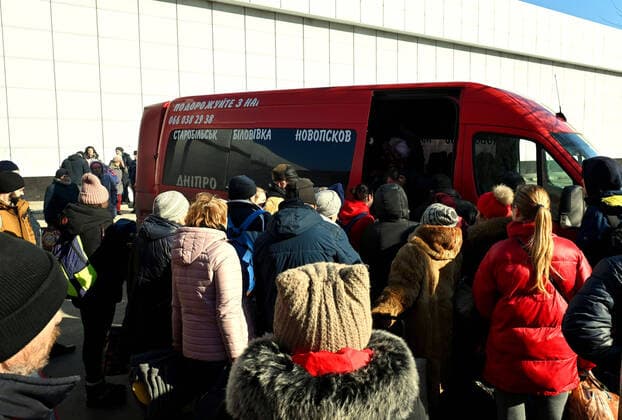 SIEVIERODONETSK, UKRAINE - MARCH 21, 2022 - Local residents get on the buses to flee from shelling by Russian troops, Sievierodonetsk, Luhansk Region, eastern Ukraine. Sievierodonetsk during Russian invasion  Copyright: xAlbertxKoshelevx