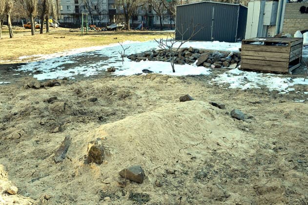 SIEVIERODONETSK, UKRAINE - MARCH 21, 2022 - The grave of a civilian killed during the shelling of Russian troops is seen in the yard of an apartment building in Sievierodonetsk, Luhansk Region, eastern Ukraine. Sievierodonetsk during Russian invasion  Copyright: xAlbertxKoshelevx
