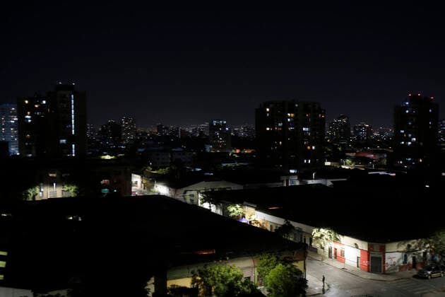 Santiago, 26 de marzo de 2022. Se realiza la Hora del Planeta en Chile, una iniciativa que se lleva a cabo en diversas partes del mundo, y consiste en apagar las luces no esenciales. Jonnathan Oyarzun Aton Chile, Santiago Chile Aton_594055 *** Santiago, March 26, 2022 Earth Hour takes place in Chile, an initiative that is being carried out in various parts of the world, and consists of turning off non-essential lights Jonnathan Oyarzun Aton Chile, Santiago Chile Aton 594055  Copyright: JONNATHANxOYARZUN ATONxCHILE