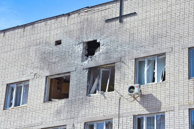 SIEVIERODONETSK, UKRAINE - MARCH 14, 2022 - A hole in the wall of a residential building and broken windows are seen as a result of shelling by the russian troops in Sievierodonetsk, Luhansk Region, eastern Ukraine Sievierodonetsk in wartime  Copyright: xAlbertxKoshelevx