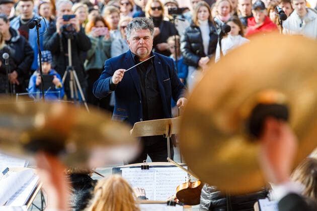 UZHHOROD, UKRAINE - MARCH 25, 2022 - A conductor Viktor Ploskina directs the performance of the Academic Symphony Orchestra of the Philharmonia during the concert in support of the Armed Forces of Ukraine, Uzhhorod, western Ukraine Concert in support of Ukrainian Armed Forces held in Uzhhorod  Copyright: xSerhiixHudakx