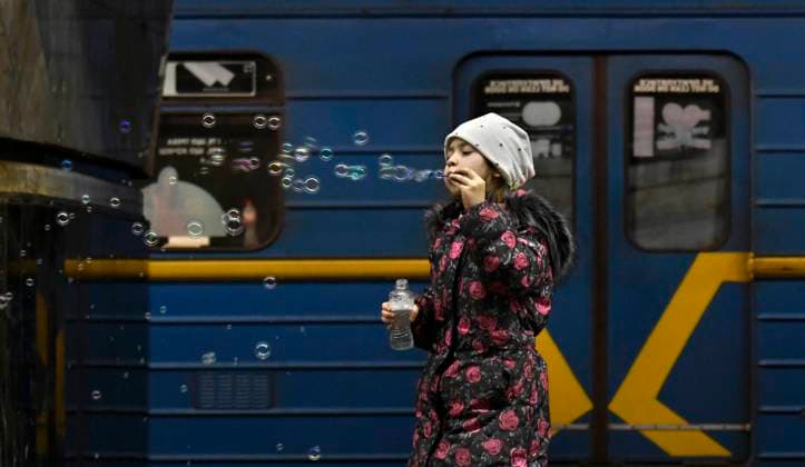 News Bilder des Tages March 26, 2022, Kyiv, Ukraine: A young girl blows bubbles as people shelter in a metro station serving as an underground bomb shelter in Kyiv, Ukraine on March 27, 2022. Kyiv Ukraine - ZUMAg208 20220326_zap_g208_005 Copyright: xCarolxGuzyx