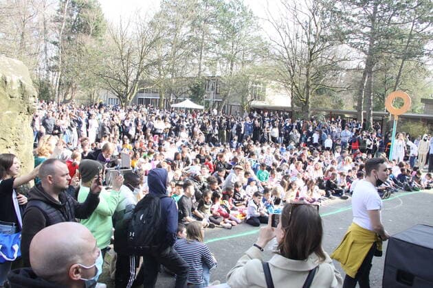 Open Air-Bühnenshow unter dem Motto Eine Stunde für den Frieden an der Stadtteilschule Alter Teichweg in Hamburg-Dulsberg am 25.03.2022 xxxMatthiasRoehexxx Open Air-Bühnenshow unter dem Motto Eine Stunde für den Frieden, Hamburg Hamburg Deutschland Hamburg