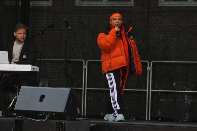 Popsängerin Zoe Wees bei der Open Air-Bühnenshow unter dem Motto Eine Stunde für den Frieden an ihrer ehemaligen Schule, die Stadtteilschule Alter Teichweg in Hamburg-Dulsberg am 25.03.2022 xxxMatthiasRoehexxx Popsängerin Zoe Wees bei der Open Air-Bühnenshow unter dem Motto Eine Stunde für den Frieden, Hamburg Hamburg Deutschland Hamburg