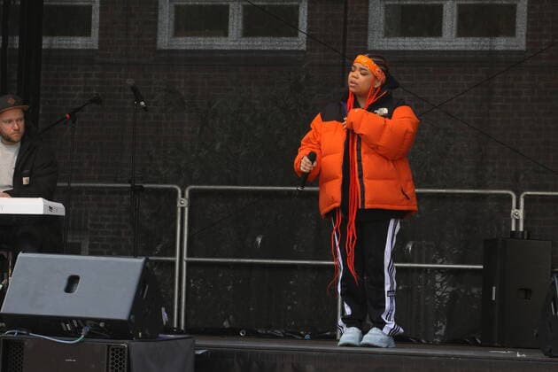 Popsängerin Zoe Wees bei der Open Air-Bühnenshow unter dem Motto Eine Stunde für den Frieden an ihrer ehemaligen Schule, die Stadtteilschule Alter Teichweg in Hamburg-Dulsberg am 25.03.2022 xxxMatthiasRoehexxx Popsängerin Zoe Wees bei der Open Air-Bühnenshow unter dem Motto Eine Stunde für den Frieden, Hamburg Hamburg Deutschland Hamburg