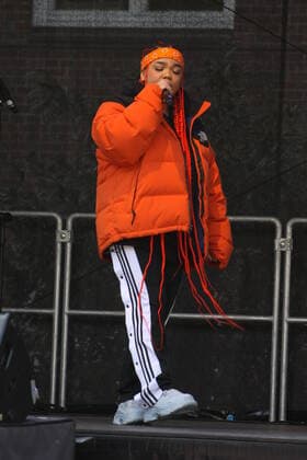 Popsängerin Zoe Wees bei der Open Air-Bühnenshow unter dem Motto Eine Stunde für den Frieden an ihrer ehemaligen Schule, die Stadtteilschule Alter Teichweg in Hamburg-Dulsberg am 25.03.2022 xxxMatthiasRoehexxx Popsängerin Zoe Wees bei der Open Air-Bühnenshow unter dem Motto Eine Stunde für den Frieden, Hamburg Hamburg Deutschland Hamburg