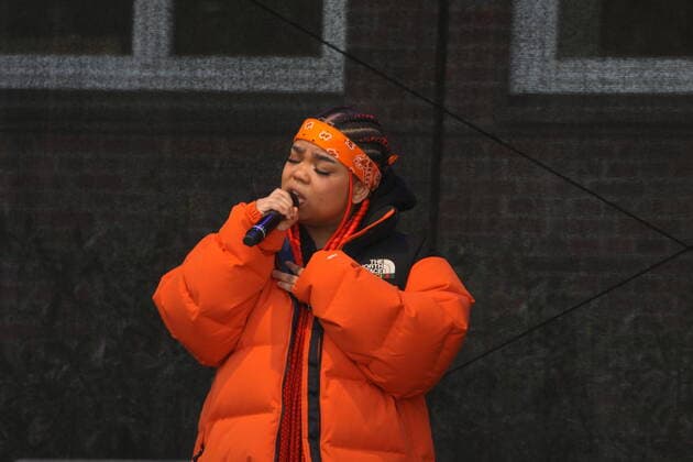 Popsängerin Zoe Wees bei der Open Air-Bühnenshow unter dem Motto Eine Stunde für den Frieden an ihrer ehemaligen Schule, die Stadtteilschule Alter Teichweg in Hamburg-Dulsberg am 25.03.2022 xxxMatthiasRoehexxx Popsängerin Zoe Wees bei der Open Air-Bühnenshow unter dem Motto Eine Stunde für den Frieden, Hamburg Hamburg Deutschland Hamburg