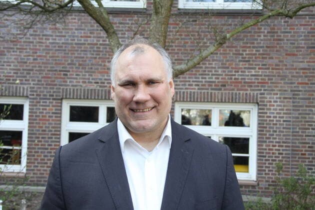 Schulleiter Björn Lengwenus bei der Open Air-Bühnenshow unter dem Motto Eine Stunde für den Frieden an der Stadtteilschule Alter Teichweg in Hamburg-Dulsberg am 25.03.2022 xxxMatthiasRoehexxx Schulleiter Björn Lengwenus bei der Open Air-Bühnenshow unter dem Motto Eine Stunde für den Frieden, Hamburg Hamburg Deutschland Hamburg