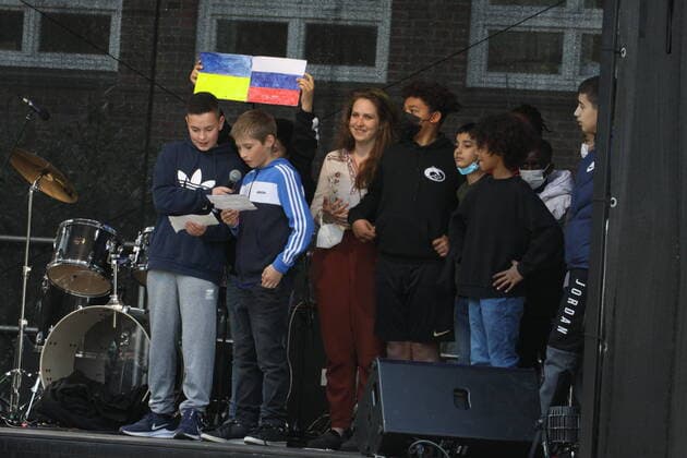 Open Air-Bühnenshow unter dem Motto Eine Stunde für den Frieden an der Stadtteilschule Alter Teichweg in Hamburg-Dulsberg am 25.03.2022 xxxMatthiasRoehexxx Open Air-Bühnenshow unter dem Motto Eine Stunde für den Frieden, Hamburg Hamburg Deutschland Hamburg