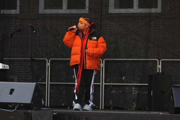 Popsängerin Zoe Wees bei der Open Air-Bühnenshow unter dem Motto Eine Stunde für den Frieden an ihrer ehemaligen Schule, die Stadtteilschule Alter Teichweg in Hamburg-Dulsberg am 25.03.2022 xxxMatthiasRoehexxx Open Air-Bühnenshow unter dem Motto Eine Stunde für den Frieden, Hamburg Hamburg Deutschland Hamburg