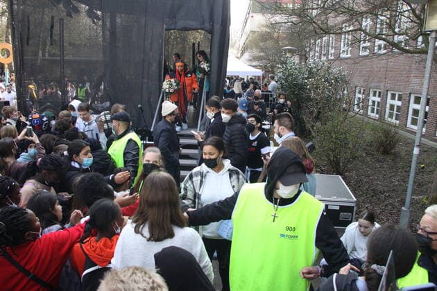 Popsängerin Zoe Wees bei der Open Air-Bühnenshow unter dem Motto Eine Stunde für den Frieden an ihrer ehemaligen Schule, die Stadtteilschule Alter Teichweg in Hamburg-Dulsberg am 25.03.2022 xxxMatthiasRoehexxx Popsängerin Zoe Wees bei der Open Air-Bühnenshow unter dem Motto Eine Stunde für den Frieden, Hamburg Hamburg Deutschland Hamburg