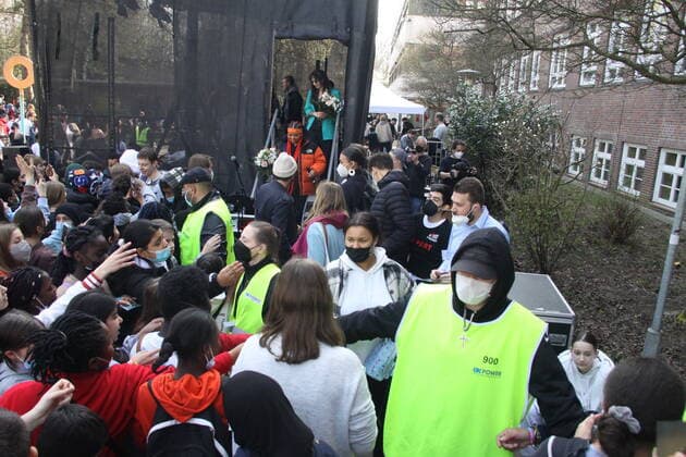 Popsängerin Zoe Wees bei der Open Air-Bühnenshow unter dem Motto Eine Stunde für den Frieden an ihrer ehemaligen Schule, die Stadtteilschule Alter Teichweg in Hamburg-Dulsberg am 25.03.2022 xxxMatthiasRoehexxx Popsängerin Zoe Wees bei der Open Air-Bühnenshow unter dem Motto Eine Stunde für den Frieden, Hamburg Hamburg Deutschland Hamburg