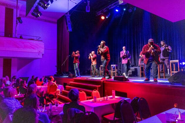 Naturally 7 live bei einem Konzert ihrer 20 Years Tour im DASDIE Brettl. Erfurt, 26.03.2022