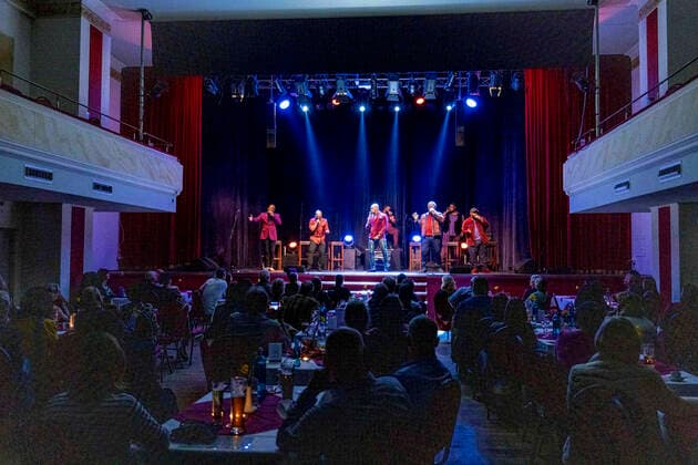 Naturally 7 live bei einem Konzert ihrer 20 Years Tour im DASDIE Brettl. Erfurt, 26.03.2022