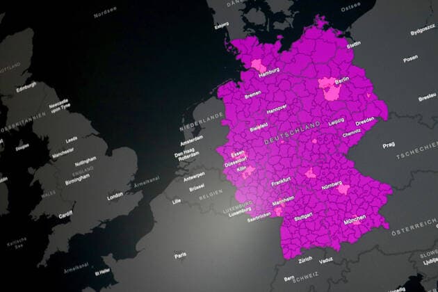 Dashboard des RKI, die 7-Tage-Inzidenz liegt nun bei 1723,8 7-Tage-Inzidenz, Dashboard des RKI auf einem Monitor am 27.03.2022 in Siegen Deutschland.