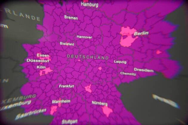 Dashboard des RKI, die 7-Tage-Inzidenz liegt nun bei 1723,8 7-Tage-Inzidenz, Dashboard des RKI auf einem Monitor am 27.03.2022 in Siegen Deutschland.