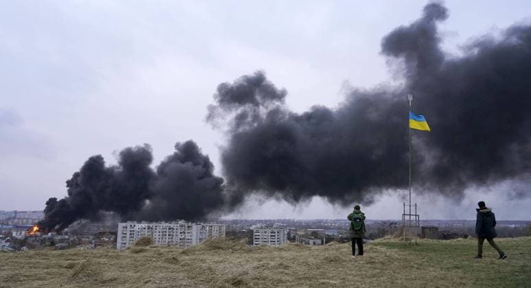 Ukraine-Krieg, Jahrestag der Invasion, Chronologie der Ereignisse, Archivbilder News Bilder des Tages Ukraine crisis Black smoke rises in the air from an oil storage facility in Lviv, western Ukraine, on March 26, 2022, following missile strikes in the war against Russia.  A14AA0001273578P