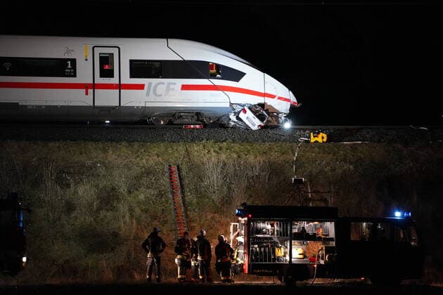 News Themen der Woche KW12 News Bilder des Tages Zugunglück im Landkreis Peine: ICE rast an Bahnübergang in PKW - Navigationssystem des PKW führt 46 jährige Fahrerin ins Gleisbett Passagiere müssen über mehrere Stunden im ICE auf Evakuierung warten Erhebliche Einschränkungen im Bahnverkehr ICE 877 von Berlin nach Karlsruhe O-Ton Thomas Schellhorn, Pressesprecher Feuerwehr Vechelde: ¦ Wurden um 20:15 alarmiert, unklare Lage, Pkw gegen Zug, Erstmal vor Ort nur eine Stoßstange gefunden und die Autofahrerin¦, Einsatzstelle dann lokalisiert, 46-jährige Fahrerin kam aus Üfingen und ist dem Navi folgend vor Alvesse aufs Gleisbett abgebogen, hat den Fehler bemerk, kam nicht weiter, ist ausgestiegen und dann kam auch schon der ICE, Notbremsung 60 m vor dem PKW eingeleitet¦ Copyright: xMartinxDziadekx