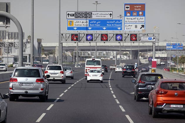 22.02.2022, Doha, QAT - Autos auf einer Schnellstrasse in der Stadt. (Alltag, asiatisch, Asien, aussen, Aussenaufnahme, Automobile, Autos, Autoverkehr, City, Doha, Fahrbahn, Fahrzeuge, Gesellschaft, Individualverkehr, Innenstadt, Jahreszeit, Katar, Kfz, Kraftfahrzeuge, mehrspurig, PKW, Qatar, QF, Querformat, Schnellstrasse, Stadt, Stadtleben, Stadtverkehr, Strasse, Strassenszene, Strassenverkehr, Verkehr, Verkehrsweg, Vorderasien, Wegweiser, Winter, Wirtschaft) 220222D679QATAR.JPG *** 22 02 2022, Doha, QAT cars on an expressway in the city everyday life, asian, asia, exterior, exterior shot, automobiles, cars, car traffic, city, doha, roadway, vehicles, society, individual traffic, downtown, season, Qatar, automobile, motor vehicles, multi