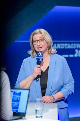 Anke Rehlinger (SPD) stellt sich am Sonntag (27.03.2022) in der Congresshalle in Saarbrücken den Fragen der Journalisten. *** Anke Rehlinger SPD faces the questions of journalists on Sunday 27 03 2022 in the Congresshalle in Saarbrücken bub