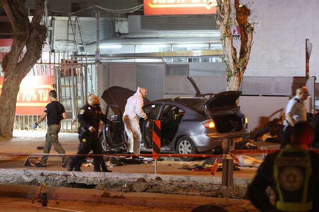 News Themen der Woche KW12 News Bilder des Tages (220327) -- HADERA (ISRAEL), March 27, 2022 -- Members of Israeli security forces work at the scene of a shooting attack in Hadera, Israel, on March 27, 2022. Two Israelis were killed and another four wounded on Sunday by two gunmen who were later shot dead by police officers in Hadera, Israeli police spokesman said. ( via Xinhua) ISRAEL-HADERA-SHOOTING JINI 