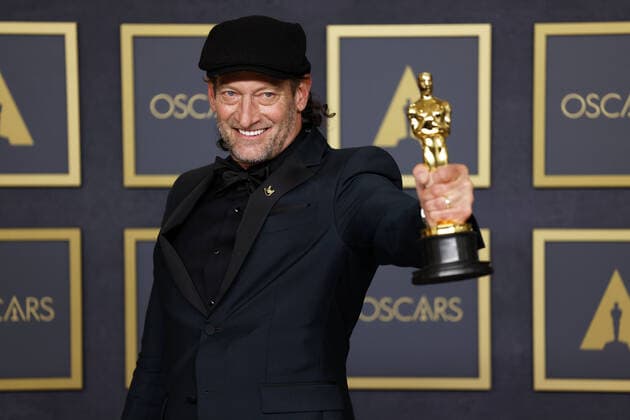 Entertainment Themen der Woche KW12 Entertainment Bilder des Tages Troy Kotsur, winner of Best Actor In A Supporting Role for Coda, appears backstage with his Oscar during the 94th annual Academy Awards at Loews Hollywood Hotel in the Hollywood section of Los Angeles, California on Sunday, March 27, 2022.  LAP20220320720 JOHNxANGELILLO