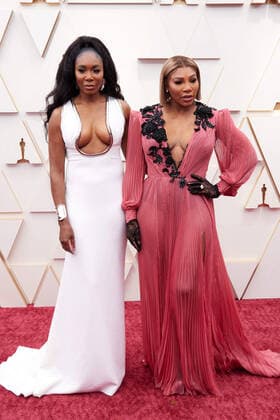 Venus Williams and Serena Williams arrive on the red carpet of the 94th OscarsÂ® at the Dolby Theatre at Ovation Hollywood in Los Angeles, CA, on Sunday, March 27, 2022.  Copyright: xx 34342-773THA