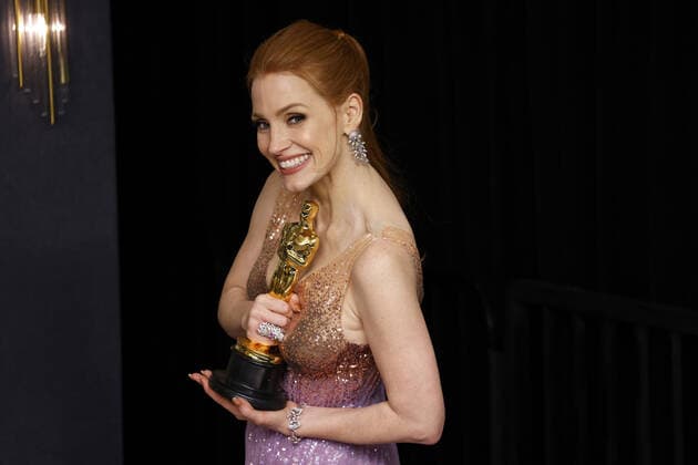 Entertainment Themen der Woche KW12 Entertainment Bilder des Tages Jessica Chastain, winners of Best Actress for The Eyes of Tammy Faye, appears backstage with her Oscar during the 94th annual Academy Awards at Loews Hollywood Hotel in the Hollywood section of Los Angeles, California on Sunday, March 27, 2022.  LAP20220327616 JOHNxANGELILLO