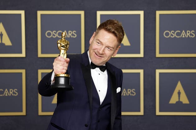 Entertainment Themen der Woche KW12 Entertainment Bilder des Tages Kenneth Branagh, winner of Best Writing (Original Screenplay) for Belfast, appears backstage with his Oscar during the 94th annual Academy Awards at Loews Hollywood Hotel in the Hollywood section of Los Angeles, California on Sunday, March 27, 2022.  LAP20220327622 JOHNxANGELILLO
