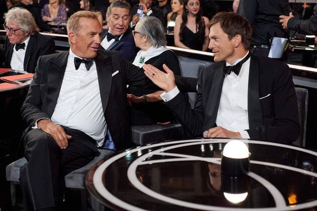 Entertainment Themen der Woche KW12 Entertainment Bilder des Tages Kevin Costner and Aston Kutcher during the 94th OscarsÂ® at the Dolby Theatre at Ovation Hollywood in Los Angeles, CA, on Sunday, March 27, 2022.  Copyright: xx 34342-976THA