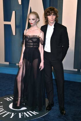 Anya Taylor-Joy, Archivbilder BEVERLY HILLS, CA - MARCH 27: Anya Taylor-Joy and Malcolm McRae at the 2022 Vanity Fair Oscar Party at the Wallis Annenberg Center for the Performing Arts on March 27, 2022. Copyright: xJeffreyxMayerx