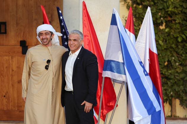 Bilder des Jahres 2022, News 03 März News Themen der Woche KW12 News Bilder des Tages (220327) -- SDE BOKER, March 27, 2022 -- Israeli Foreign Minister Yair Lapid (R) welcomes Foreign Minister of the United Arab Emirates Sheikh Abdullah bin Zayed Al Nahyan in Sde Boker, southern Israel s Negev desert, on March 27, 2022. A two-day conference began on Sunday night between Israeli Foreign Minister Yair Lapid and his visiting counterparts of the United Arab Emirates (UAE), Bahrain, Morocco and Egypt in southern Israel s Negev desert. ( via Xinhua) ISRAEL-SDE BOKER-FM-CONFERENCE IlanxAssayag JINI 