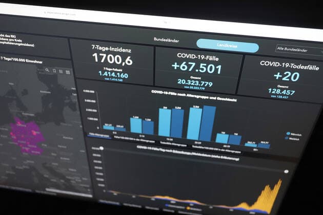 Dashboard des RKI, die 7-Tage-Inzidenz liegt nun bei 1700,6 7-Tage-Inzidenz, Dashboard des RKI auf einem Monitor am 28.03.2022 in Siegen Deutschland.