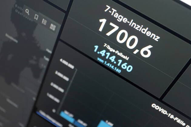 Dashboard des RKI, die 7-Tage-Inzidenz liegt nun bei 1700,6 7-Tage-Inzidenz, Dashboard des RKI auf einem Monitor am 28.03.2022 in Siegen Deutschland.