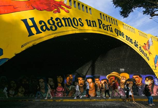 Daily Life In Lima During The Covid-19 Pandemic People wearing face masks walk past a mural in Barranco district of Lima. On Sunday, 27 March 2022, in Lima, Peru. Lima Peru  Copyright: xArturxWidakx originalFilename: widak-dailylif220327_npDPL.jpg