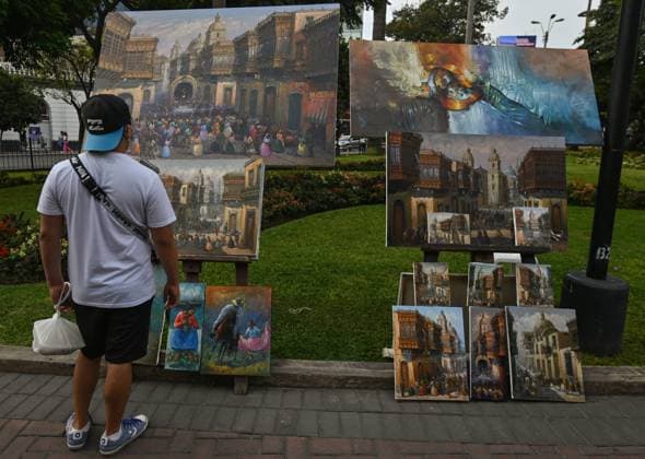 Daily Life In Lima During The Covid-19 Pandemic Paintings and art works by local artists are exhibited at an open-air art gallery in John F. Kennedy Park in the Miraflores district of Lima. On Sunday, 27 March 2022, in Lima, Peru. Lima Peru  Copyright: xArturxWidakx originalFilename: widak-dailylif220327_np6ej.jpg