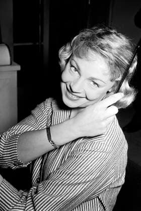 Escale a Orly, aka: Zwischenlandung in Paris Darstellerin Dany Robin während der Dreharbeiten in der Maske, Escale a Orly, aka: Zwischenlandung in Paris, Deutschland Frankreich 1955, Regie: Jean Dreville. French Actress Dany Robin at the set of Escale a Orly, aka, Deutschland, Frankreich Copyright: ErichxAndres UnitedArchives6216897