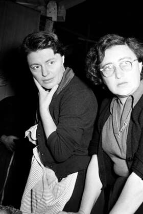 Escale a Orly, aka: Zwischenlandung in Paris Während der Dreharbeiten in der Maske, Escale a Orly, aka: Zwischenlandung in Paris, Deutschland Frankreich 1955, Regie: Jean Dreville. At the set of Escale a Orly, aka Danger Flight 931, Germany France 1955, Director: Jean Dreville., Deutschland, Frankreich Copyright: ErichxAndres UnitedArchives6216901