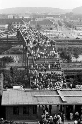 Volkswagen-Werk in Wolfsburg Schichtwechsel im Volkswagen-Werk in Wolfsburg, Niedersachsen, 1962. Change of shift at the Volkswagen production plant in Wolfsburg, Nether Saxony, 1962., Deutschland Copyright: ErichxAndres UnitedArchives6217337
