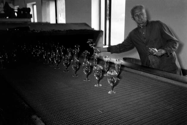 Erich Andres in Bayern Zu Besuch in der Glashütte in Spiegelau im Bayerischen Wald, 1965. Visiting the glass blowing factory in Spiegelau in the Bavarian Forest, 1965., Deutschland Copyright: ErichxAndres UnitedArchives6218056