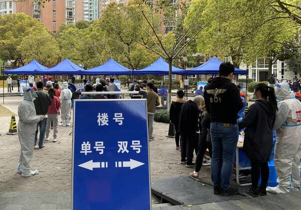(220328) -- SHANGHAI, March 28, 2022 () -- People line up for COVID-19 test at a testing site in Pudong District, east China s Shanghai, March 28, 2022. China s economic hub Shanghai launched a new round of nucleic acid testing across the city starting from 5 a.m. on Monday, local authorities said Sunday night. () CHINA-SHANGHAI-COVID-19-PREVENTION AND CONTROL (CN) xinhua 