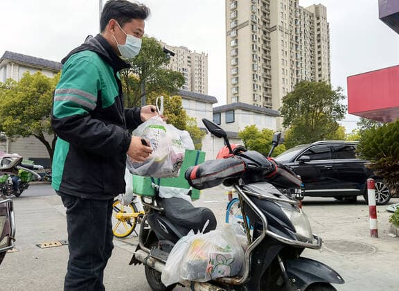 (220328) -- SHANGHAI, March 28, 2022 -- A deliveryman carries daily necessities for residents in Pudong District, east China s Shanghai, March 28, 2022. China s economic hub Shanghai launched a new round of nucleic acid testing across the city starting from 5 a.m. on Monday, local authorities said Sunday night. ) CHINA-SHANGHAI-COVID-19-PREVENTION AND CONTROL (CN) WuxZhendong 