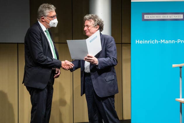 Lesung Heinrich-Mann-Preis 2022 an Lothar Müller Ingo Schulze gratuliert in der Akademie der Künste Berlin So, 27.03.2022
